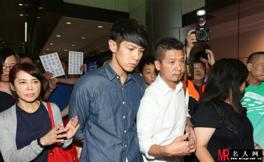 柯震东抵台显疲惫 遭记者围堵连说谢谢(1)