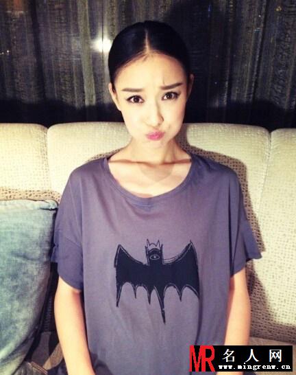 倪妮微博晒美萌照 模仿蝙蝠女霸气十足(1)