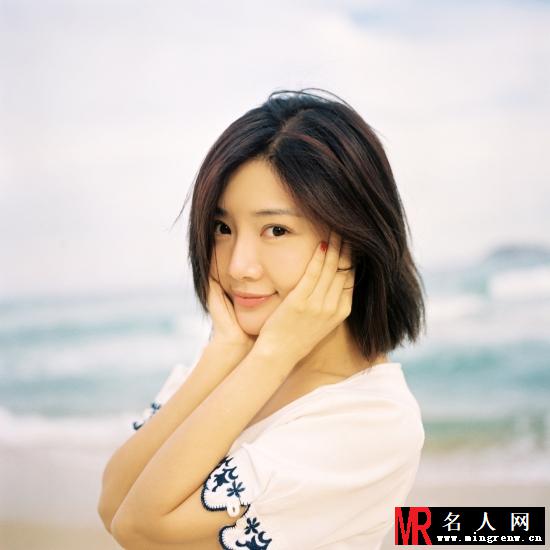 邓家佳海边清新写真 低头微笑文艺气息十足(1)