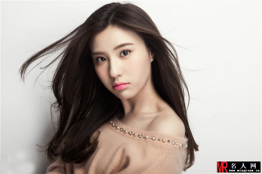 鲍天琦唯美写真曝光 裸妆浅笑镜头感十足(1)