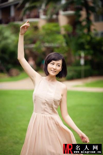 戴娇倩短发写真 洋溢青春笑容(1)