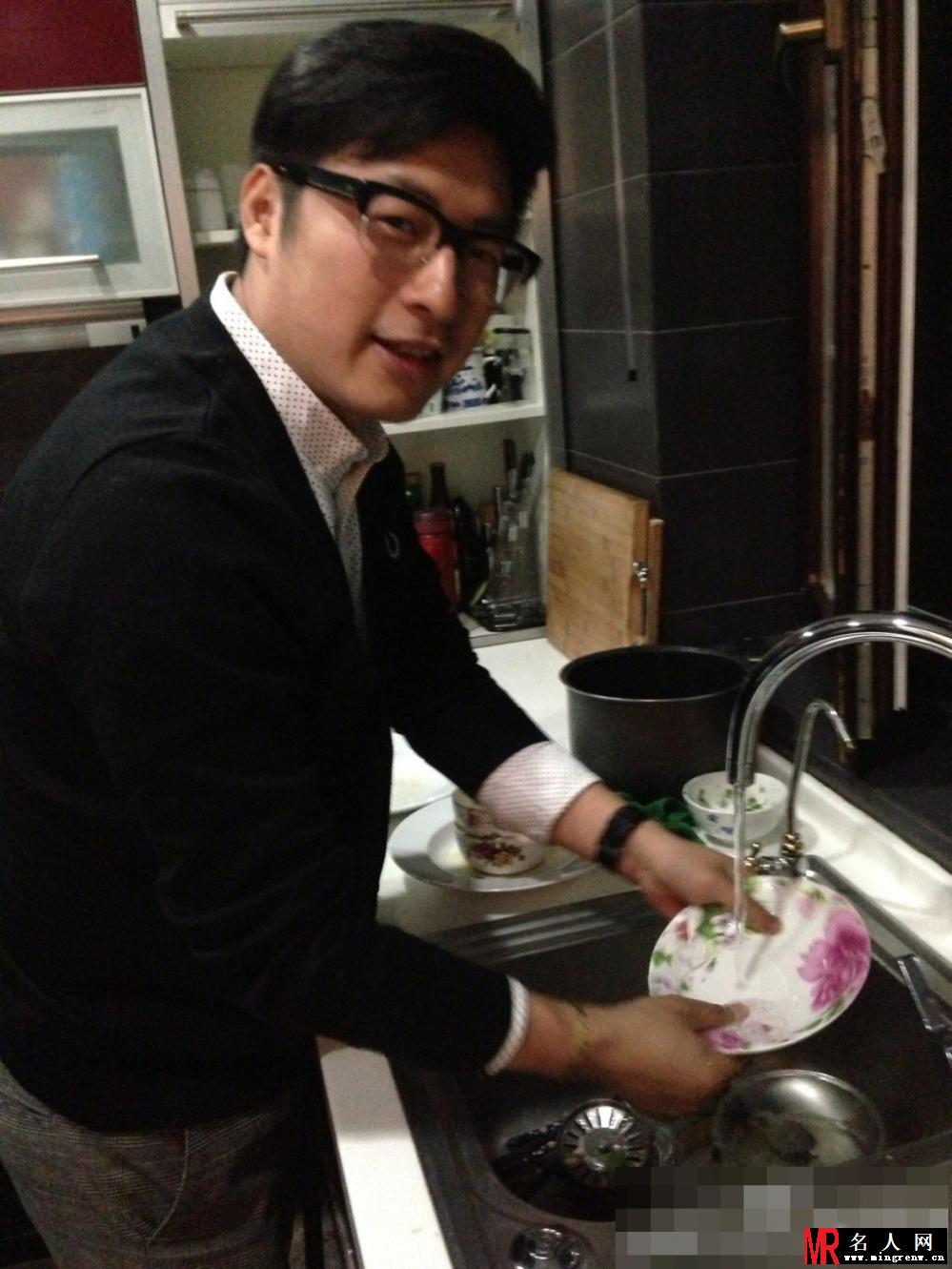 郭涛李湘两家聚会包饺子 石头王诗龄有爱互动(1)