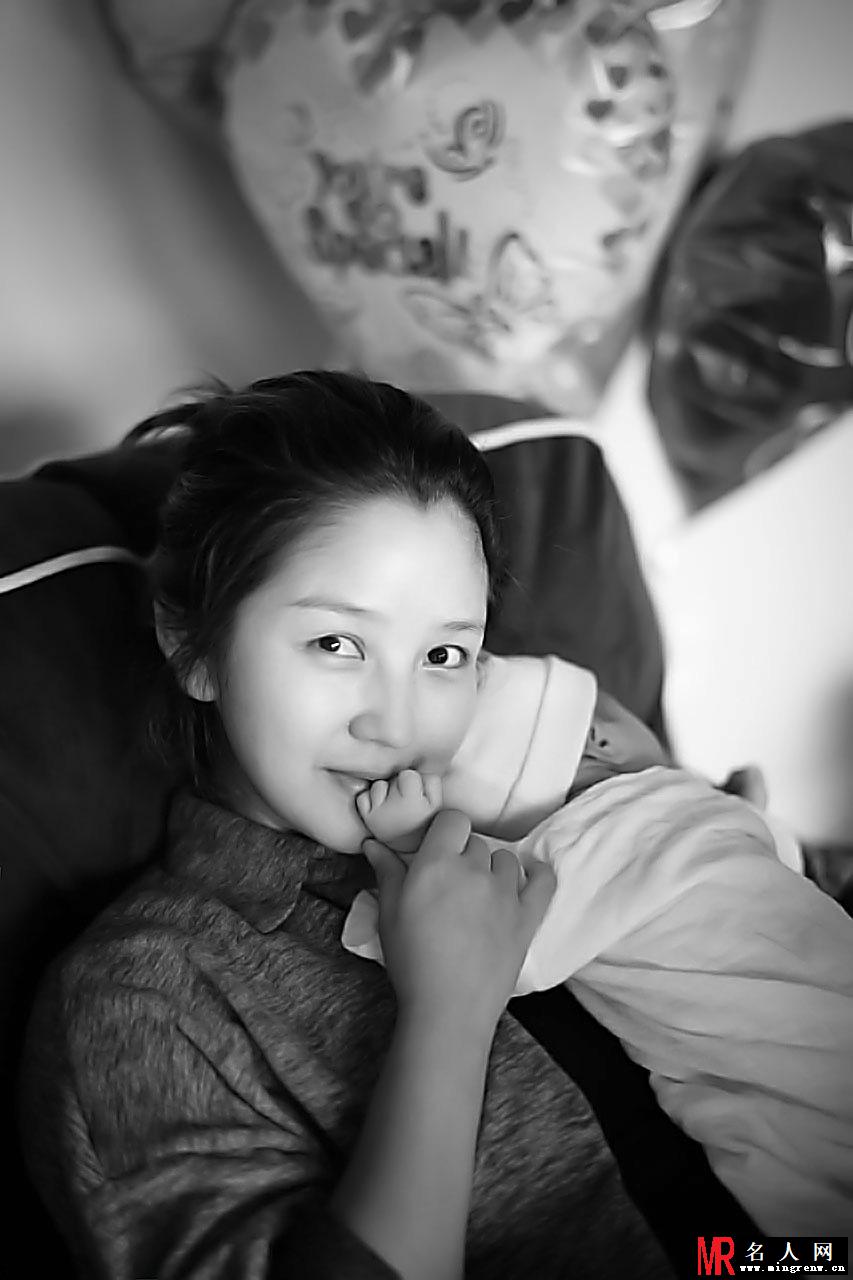 何洁女儿宝妹首度曝光 乖巧可爱场面温馨(1)