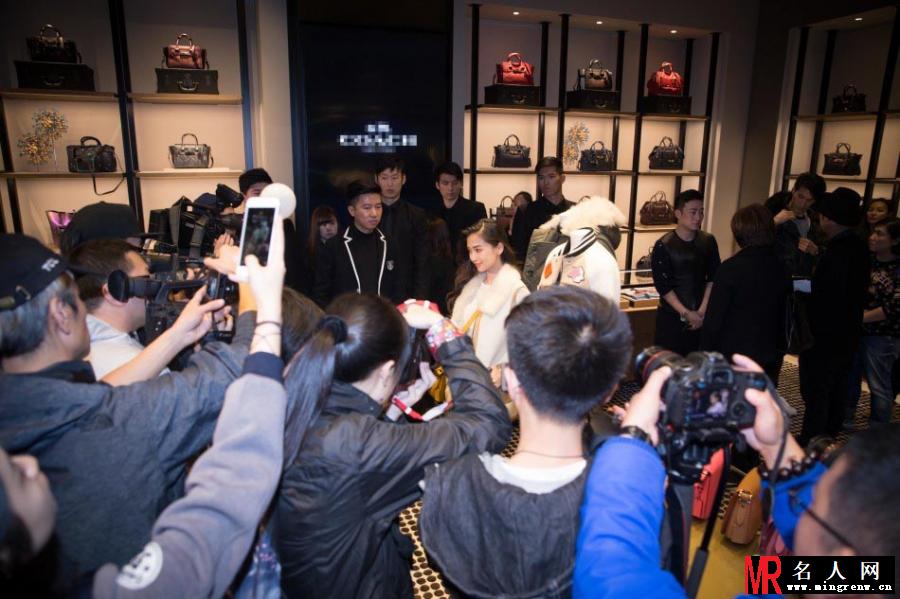 Angelababy出席品牌活动 人气爆棚(1)