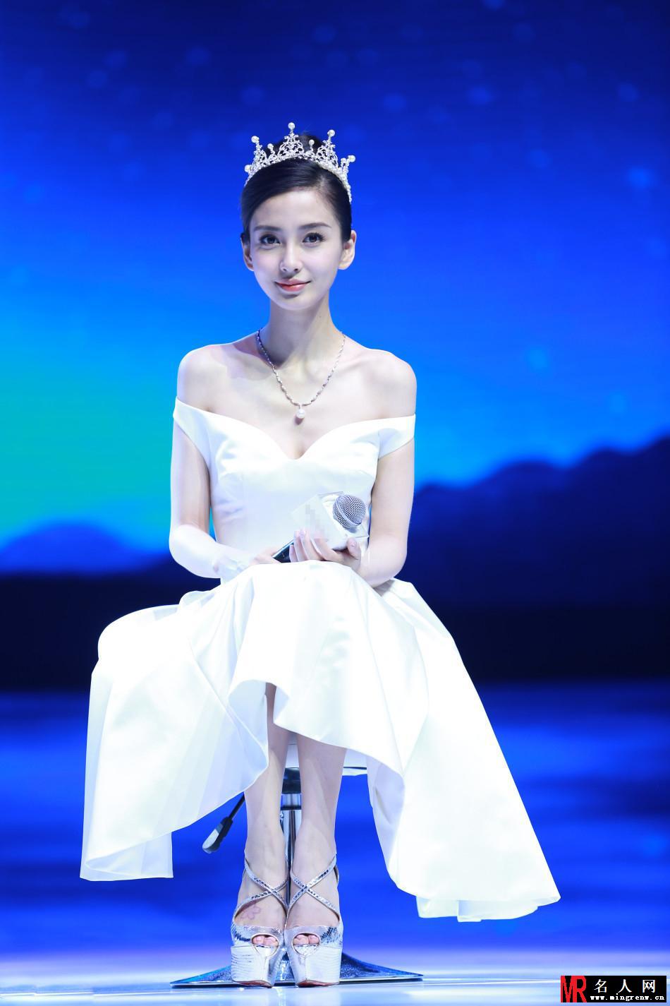 Angelababy头戴皇冠白裙仙气 秒变小公举(1)