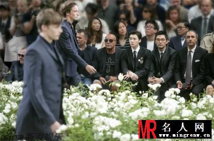 李易峰参加某品牌2016夏季系列发布会现场时尚帅气(1)