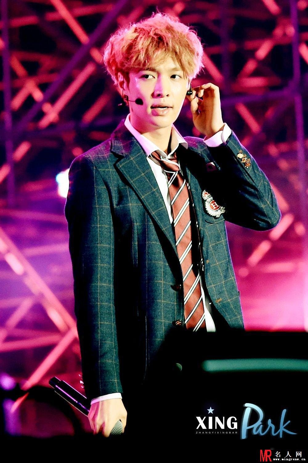 EXO张艺兴2013年南京群星演唱会帅气亮相惊爆全场(1)