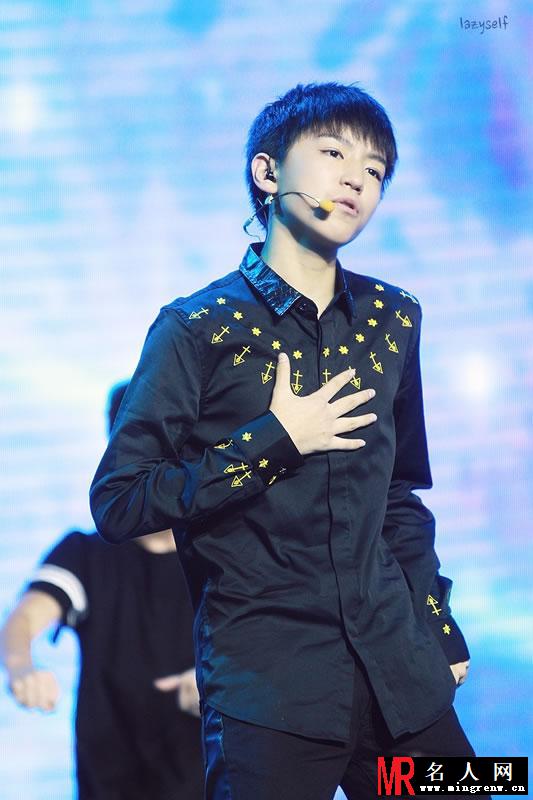 TFBOYS腾讯V视界 王俊凯黑色长衫帅气十足(1)