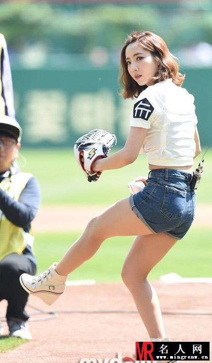 韩国女主播相聚棒球场斗艳 为了吸睛拼了！(1)