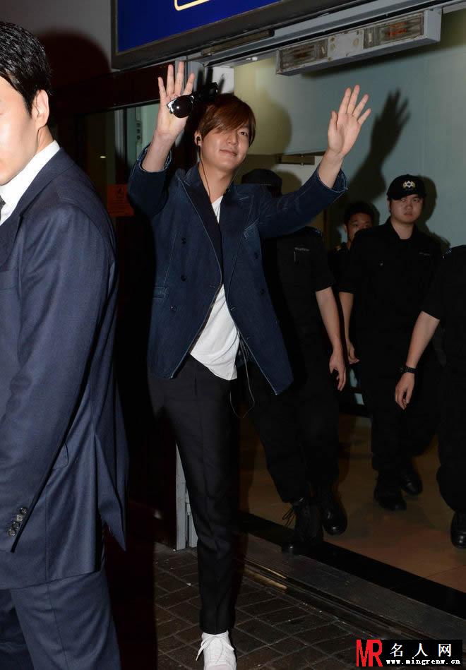 男神李敏镐裴秀智恋情不影响人气 抵港获大批粉丝热情接机(1)