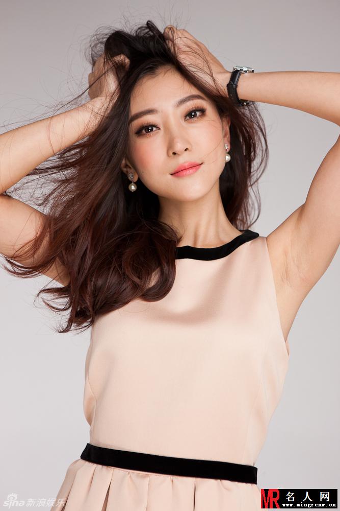 李婳甜美写真曝光 飘逸长发尽显随性(1)