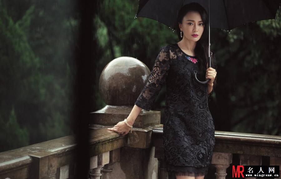 秦岚熟女写真 秀香肩展气质(1)
