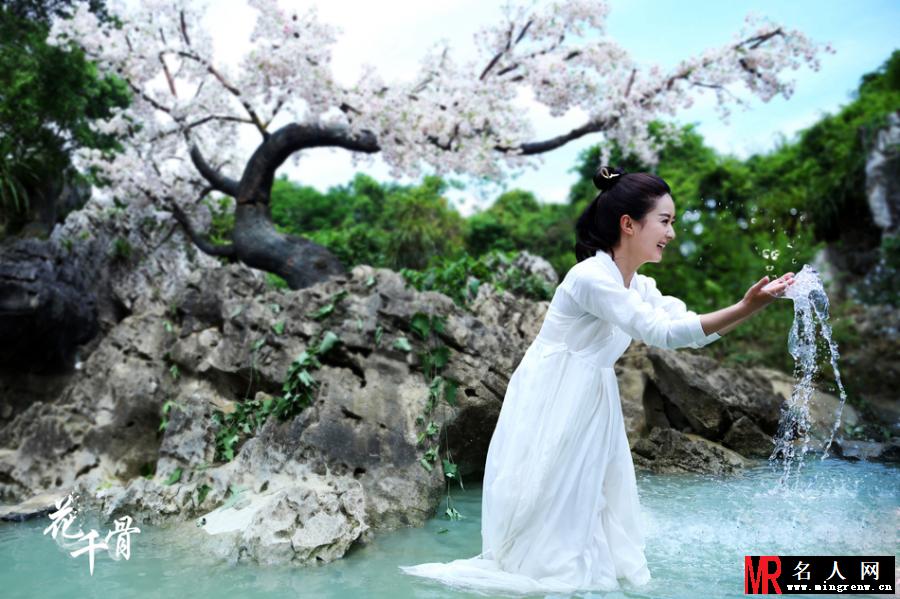 花千骨曝光香艳剧照 赵丽颖半裸沐浴池中(1)