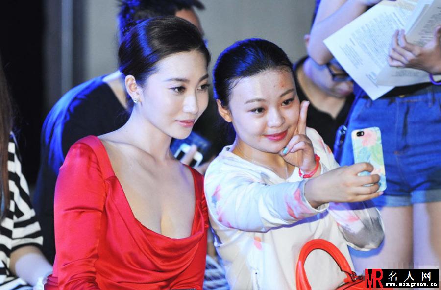 章子怡嫂子殷旭性感现身 俯身秀豪乳抢镜(1)