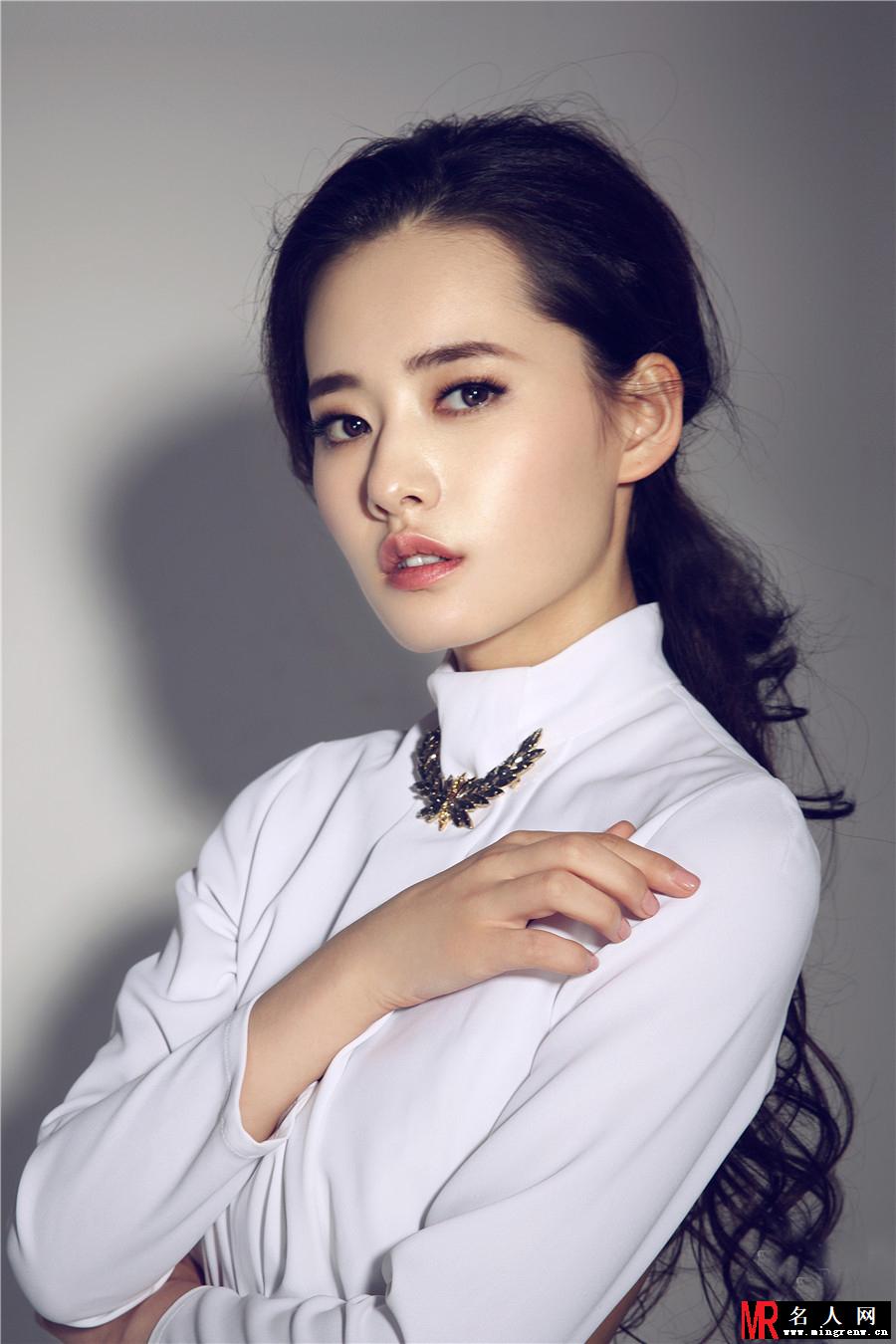 柴碧云时尚写真曝光 露背长裙秀完美身材(1)