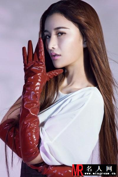 张虹一时尚写真曝光 白色长裙秀美腿(1)