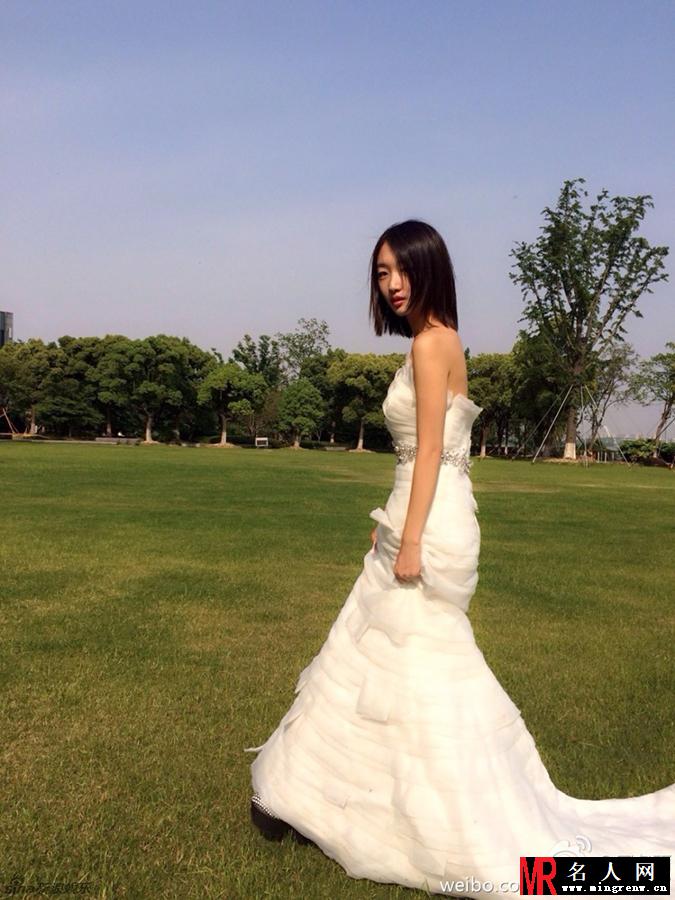 周冬雨曝婚纱照 邻家女孩一秒变女神(1)