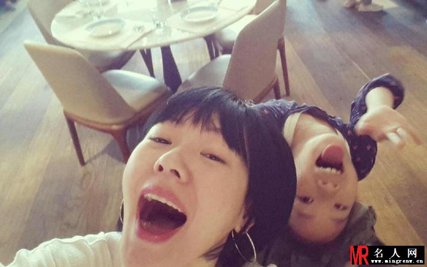 辣妈小S强吻小女 母女三人私生活大曝光(1)
