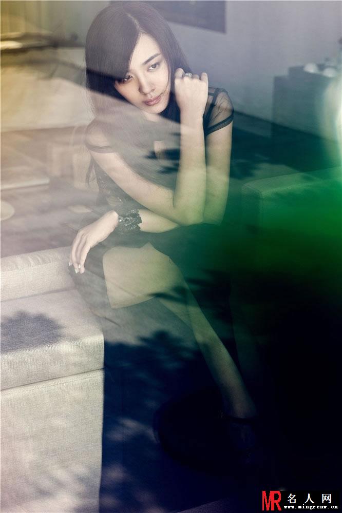 我爱男闺蜜王晓晨黑白写真 秀性感美腿(1)