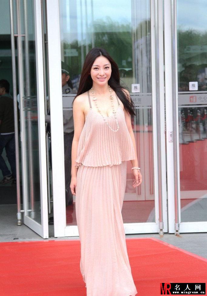 柳岩性感低胸秀豪乳 香肩微露女神范(1)