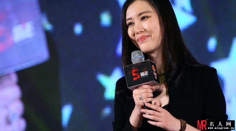 田朴珺出席创业家晚宴 大方秀钻戒疑结婚(1)