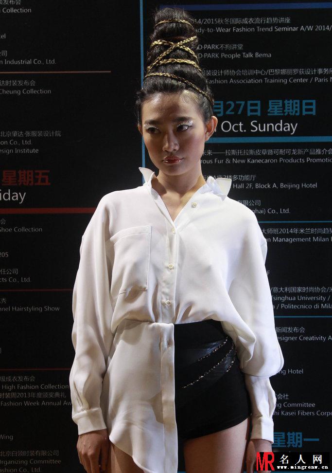 崔天琪效仿gaga凸点露臀性感亮相(1)