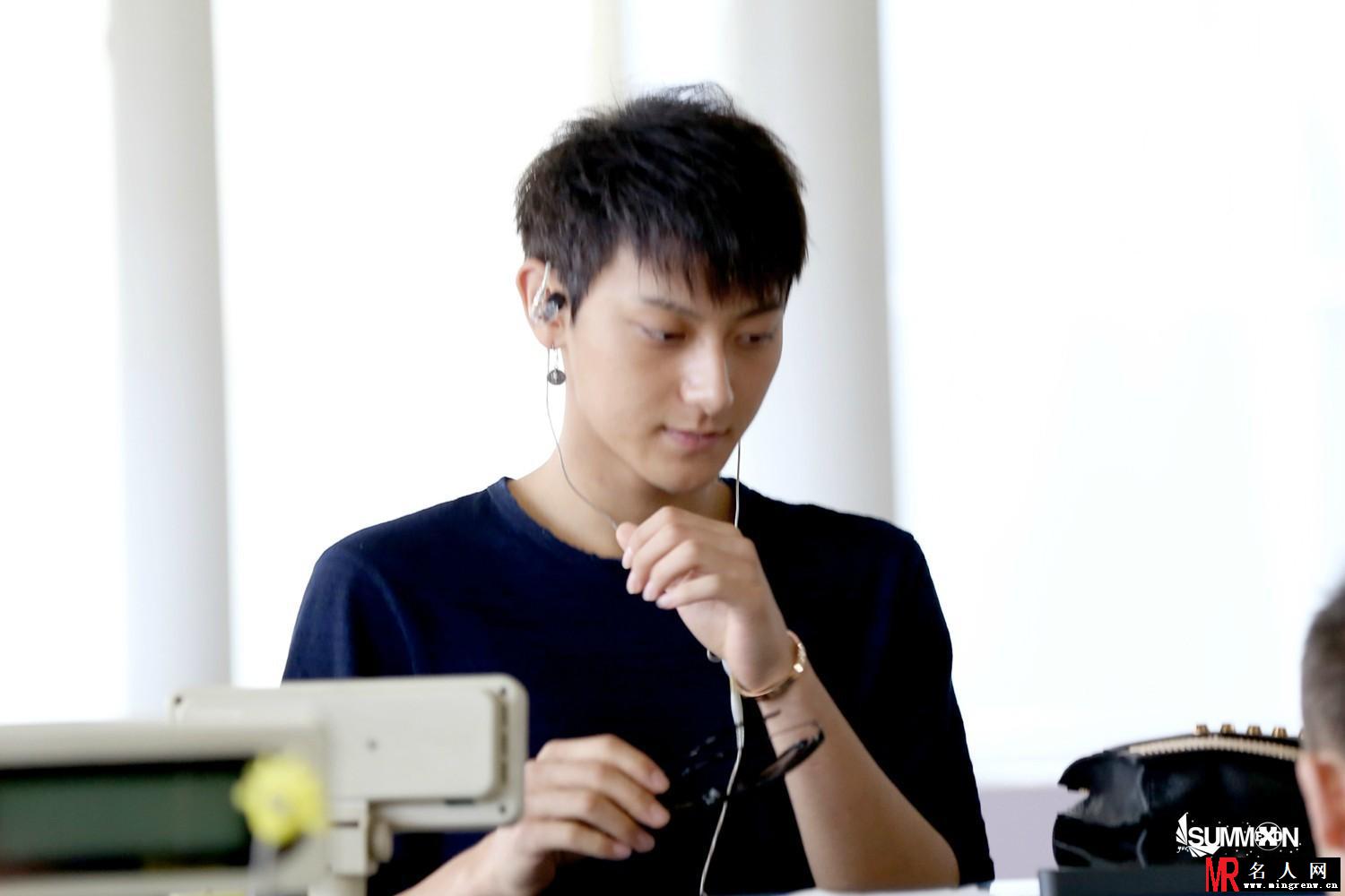 2014年8月EXO西安飞韩国机场时尚帅气写真黄子韬图片写真(1)