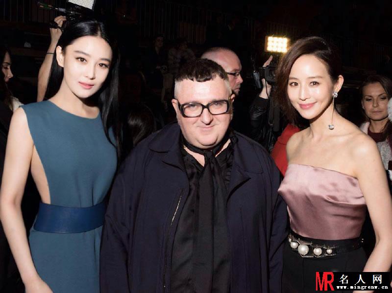 张馨予参加巴黎时装秀 淡妆素裙依旧靓丽十足(1)