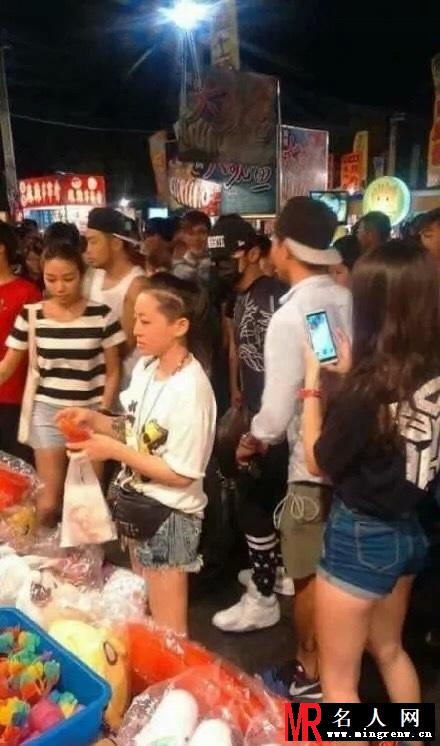 周杰伦带着新婚妻子逛夜市 昆凌身材仍姣好(1)