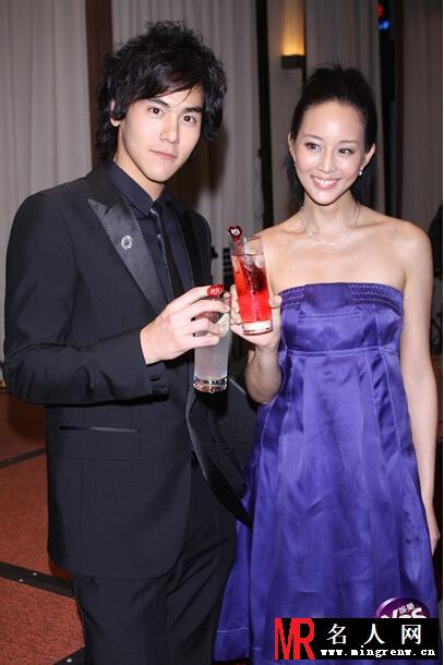 2007年11月第44届金马奖慈善晚会 张钧甯着紫色长裙(1)