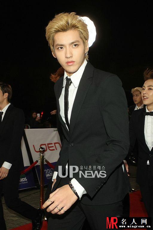 2013melon music awards颁奖典礼吴亦凡率领EXO兄弟帅气亮相(1)