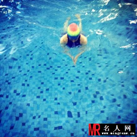 倪妮2015游泳照曝光 青春而充满活力(1)