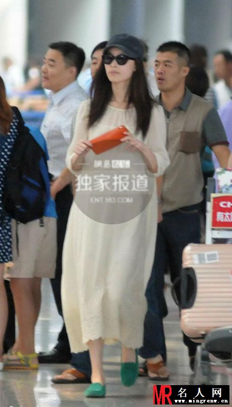 倪妮机场被偷拍大汇总 心情高兴对着偷拍镜头卖萌(1)
