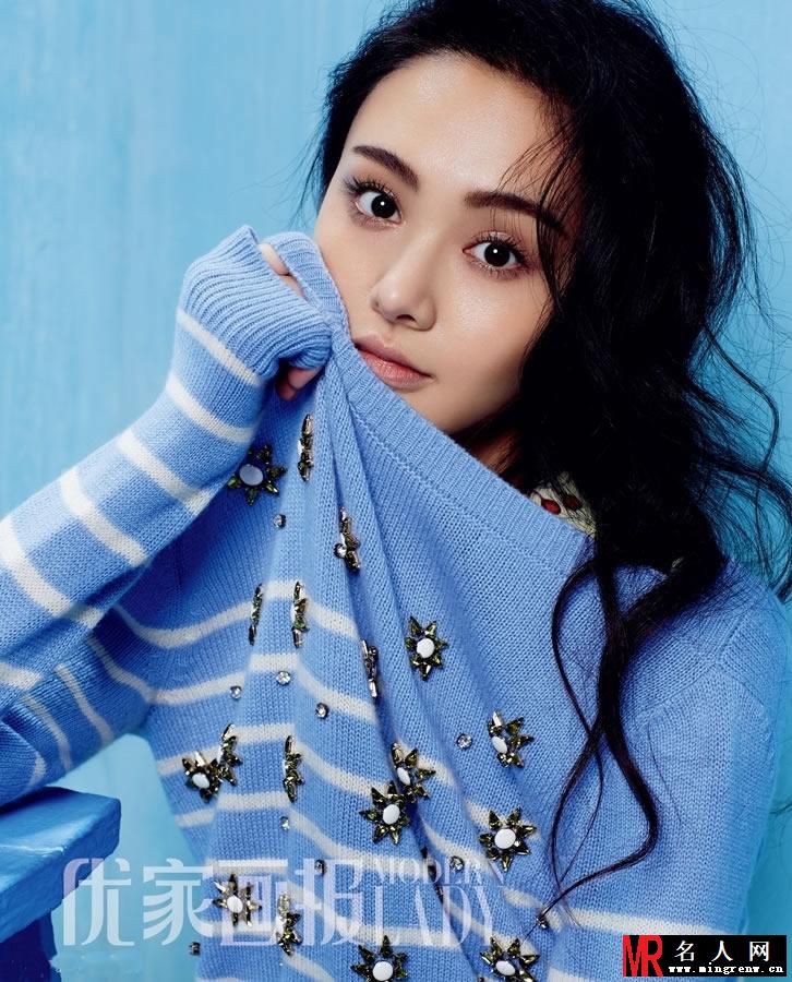 郑爽初春靓丽写真 印花长裙衬甜美笑容(1)