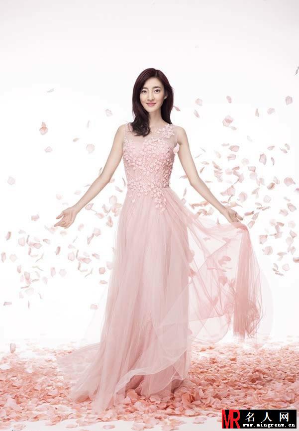 王丽坤置身花海拍写真 尽展温婉娴静之美(1)