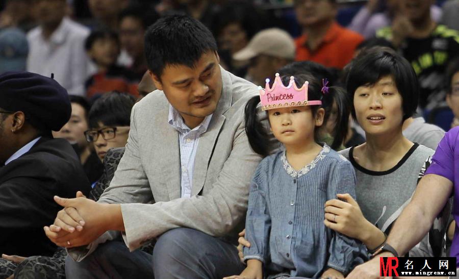 姚明携妻女观战NBA 小沁蕾大展运动天赋(1)