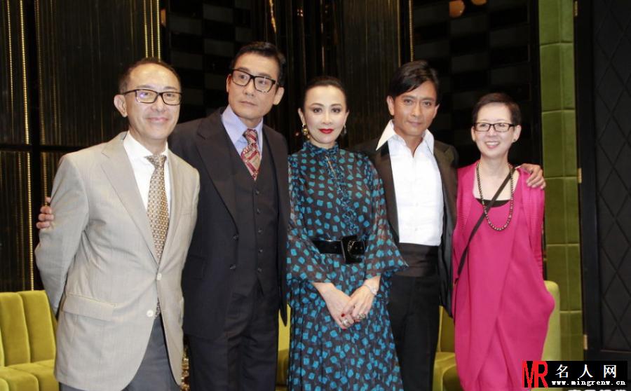 刘嘉玲舞台剧获好评 与好友梁家辉玩亲亲(1)