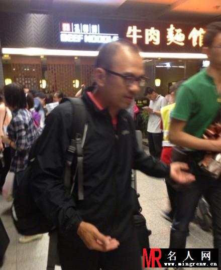 原央视名嘴王志私下近照 憔悴苍老不比当年(1)