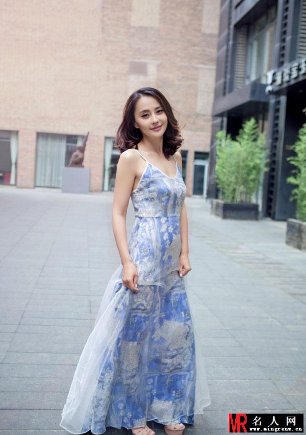 马雅舒美艳街拍曝光 妆容精致笑容甜美(1)