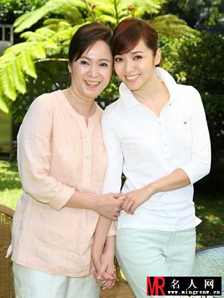 明星母女照大盘点 李小璐貌不如母亲(1)