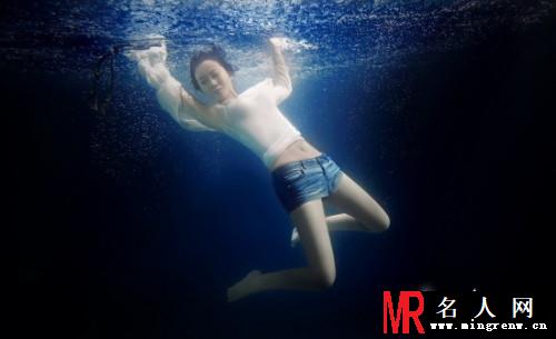 闫妮水下性感大片 深海肉搏男星(1)