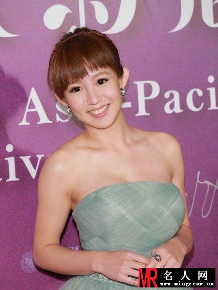 郭书瑶抹胸裙亮相亚太影展颁奖礼 秀丰满上围(1)