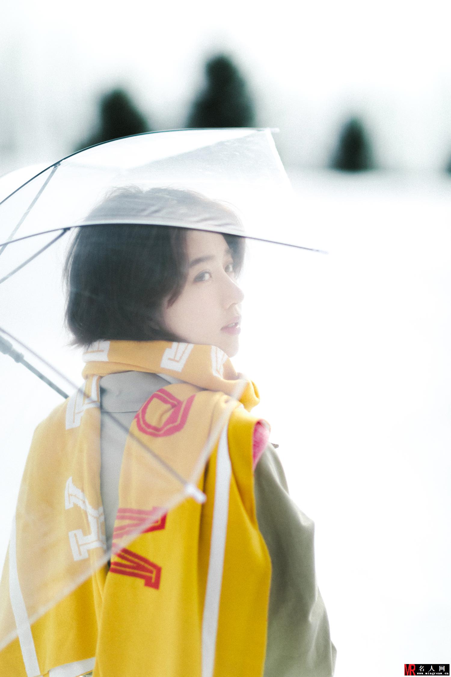 李凯馨撑伞漫步雪景中 清新文艺宛如《情书》(1)