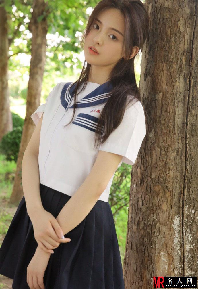 水手服暴击！杨超越造型清纯可爱学生气十足(1)
