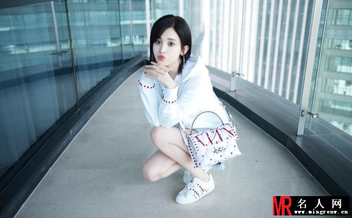 娜扎示范夏季清爽穿搭 少女元气感十足(1)