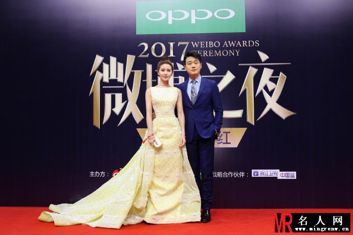 刘诗诗出席微博之夜 气质美人获“微博年度女神”(1)