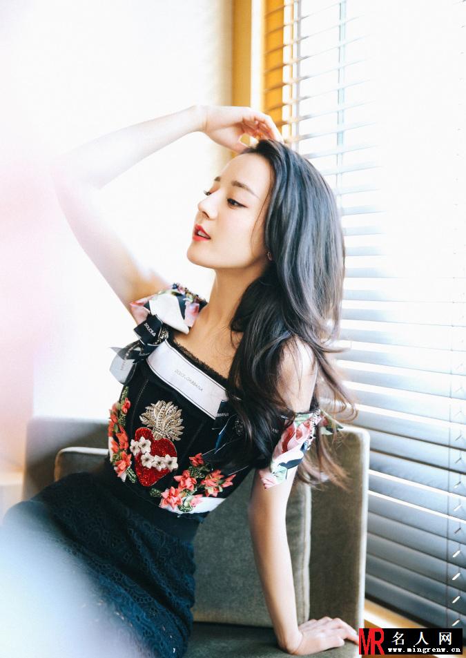 迪丽热巴穿碎花长裙美腿隐现 靓丽优雅(1)