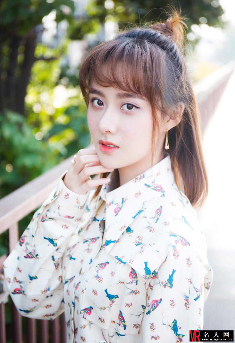 曹曦月衬衫裙现身秀场 时尚有型又不缺清新少女风(1)
