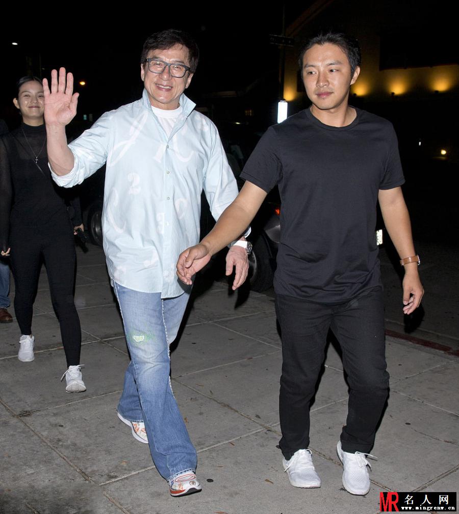 成龙现身洛杉矶街头 主动打招呼笑容灿烂(1)