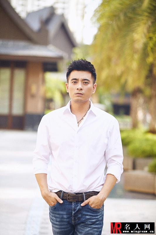 陈龙清新写真 打扮清新不失时尚(1)